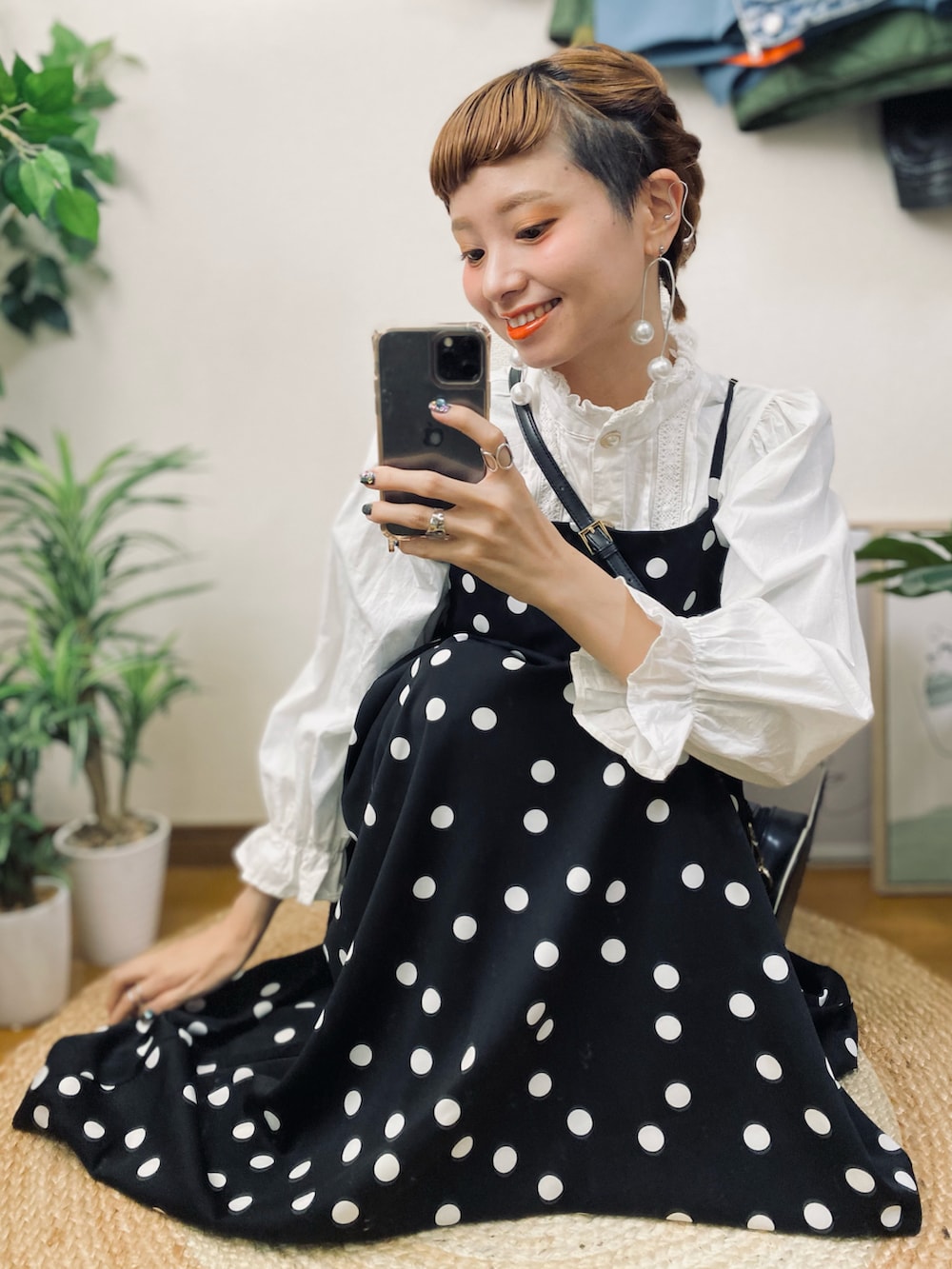 「秋コーデ、休日スタイル、お出かけコーデ、大人カジュアル、きれいめカジュアル、シンプルコーデ、モノトーン、GRL、低身長、シャツスタイル、キャミワンピ、ワンピース、ローファー、ミニバッグ、ショルダーバッグ」｜「I am I in fact...の_HARUTA   スポックシューズ（その他シューズ、ブラック系）」を使った、moratoriamu.さん（レディース・155cm）の秋コーディネートの2枚目の写真