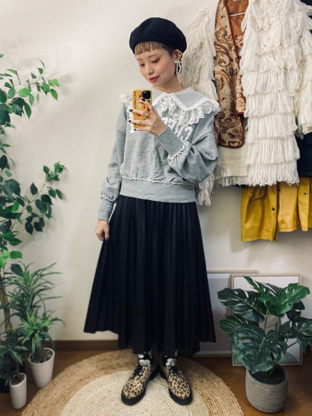 「休日スタイル、お出かけコーデ、大人カジュアル、シンプルコーデ、古着MIX、チェック、花柄、ベレー帽、ノーカラーコート、ロゴスウェット、ロングスカート、プリーツスカート、マーチン、ローファー」|「CA4LAのDANNY(ハンチング/ベレー帽、ブラック系)」を使った、moratoriamu.さん(レディース・155cm)の春コーディネートの2枚目の写真