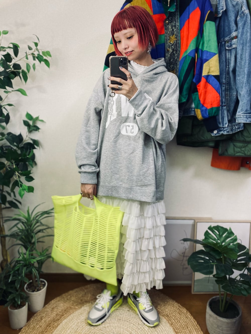 「今日のコスメと服、休日スタイル、お出かけコーデ、古着MIX、スポーツミックス、モード、ストリート、ビッグシルエット、淡色コーデ、パーカー、スウェット、スニーカー、厚底シューズ、NIKE、トートバッグ」｜「.ENDRECHERI.のBACKPACK JACKET（ブルゾン、ブルー系）」を使った、moratoriamu.さん（レディース・155cm）の秋コーディネートの2枚目の写真