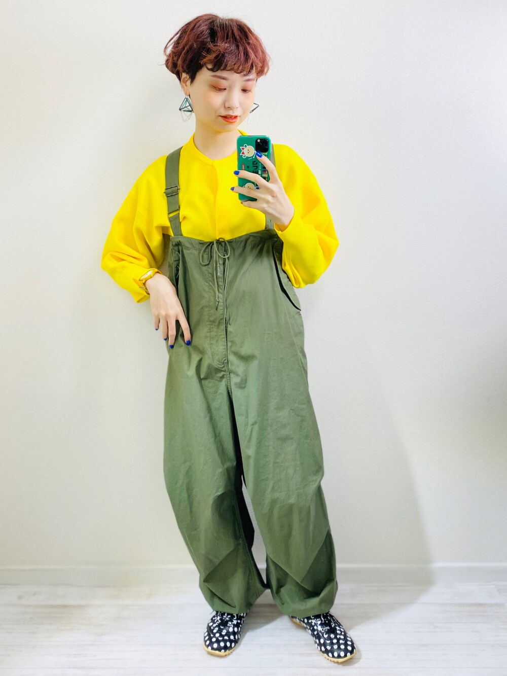 グリーン系のカーゴパンツ、イエロー系のカーディガン/ボレロ、グリーン系のデニムジャケットを着用したレディースの秋コーディネートの2枚目の写真