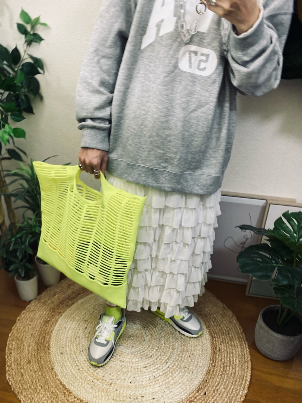 「今日のコスメと服、休日スタイル、お出かけコーデ、古着MIX、スポーツミックス、モード、ストリート、ビッグシルエット、淡色コーデ、パーカー、スウェット、スニーカー、厚底シューズ、NIKE、トートバッグ」｜「.ENDRECHERI.のBACKPACK JACKET（ブルゾン、ブルー系）」を使った、moratoriamu.さん（レディース・155cm）の秋コーディネートの5枚目の写真