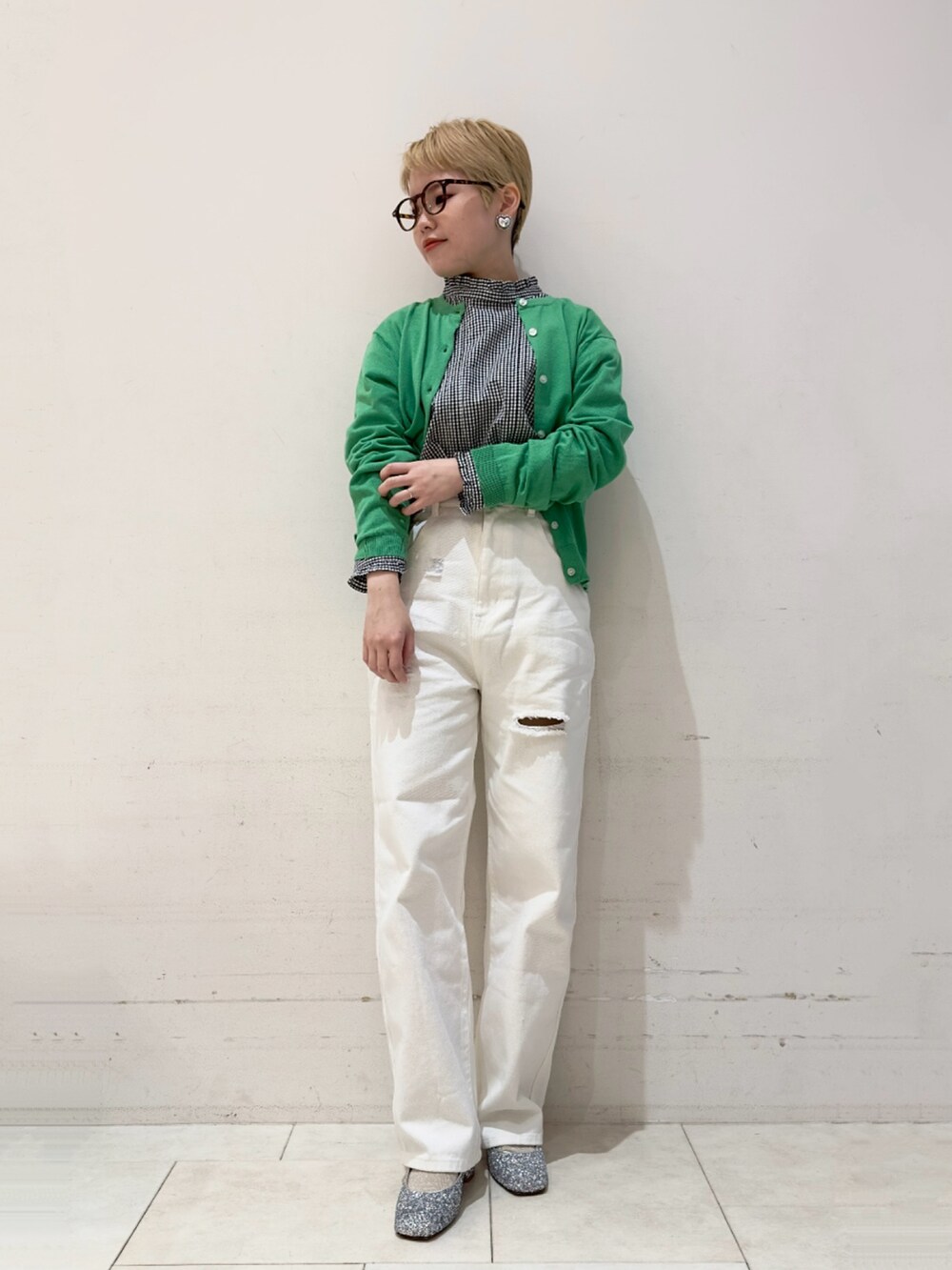 シルバー系のパンプス、ホワイト系のその他パンツ、グリーン系のカーディガン/ボレロを着用したレディースの春コーディネートの4枚目の写真