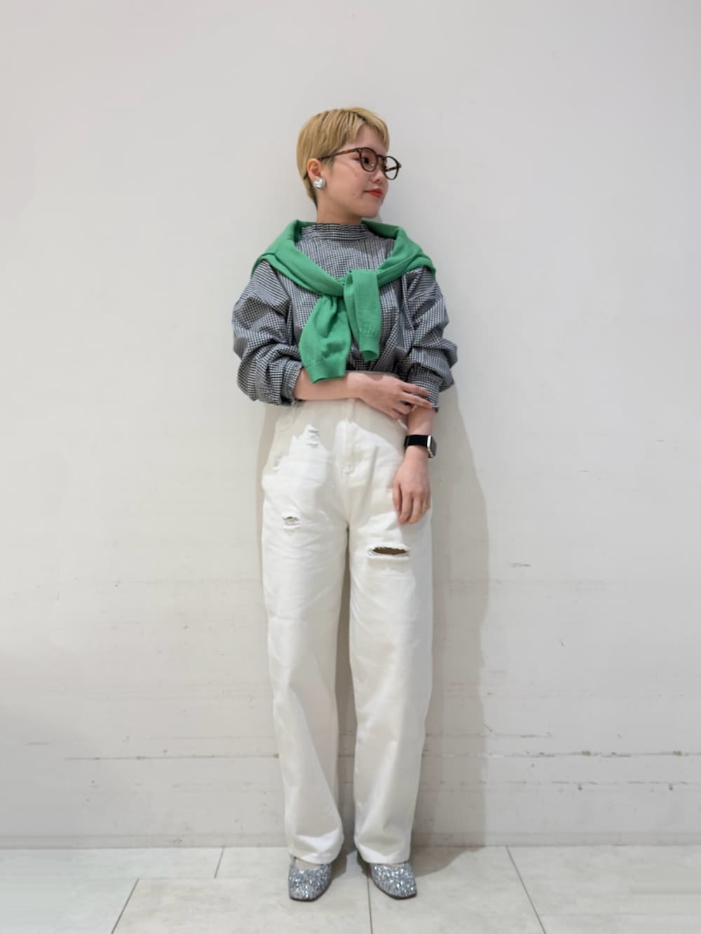 シルバー系のパンプス、ホワイト系のその他パンツ、グリーン系のカーディガン/ボレロを着用したレディースの春コーディネートの2枚目の写真