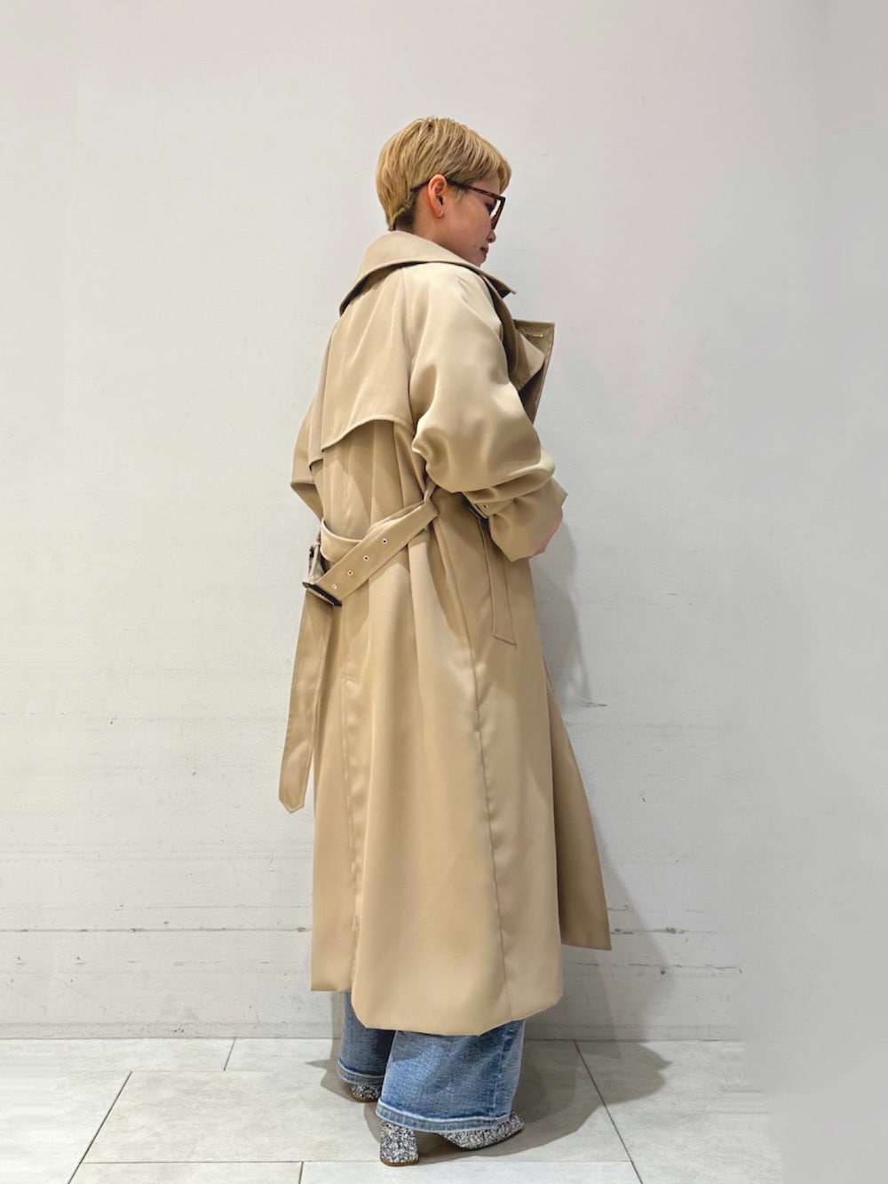 ホワイト系のTシャツ/カットソー、ブルー系のシャツ/ブラウス、ブルー系のその他パンツを着用したレディースの春コーディネートの3枚目の写真