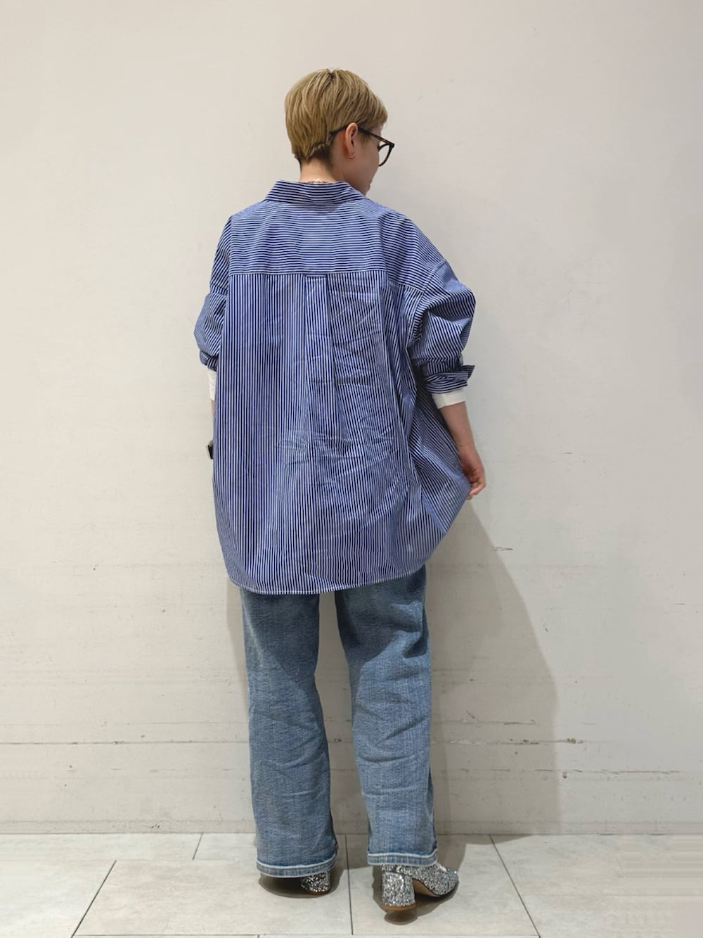 ブルー系のデニムパンツ、ブルー系のシャツ/ブラウス、ホワイト系のTシャツ/カットソーを着用したレディースの春コーディネートの3枚目の写真