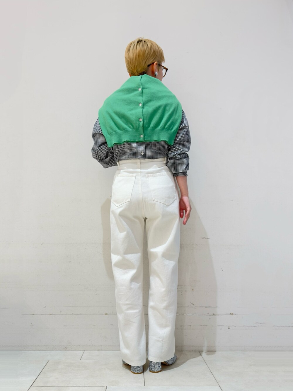 シルバー系のパンプス、ホワイト系のその他パンツ、グリーン系のカーディガン/ボレロを着用したレディースの春コーディネートの3枚目の写真