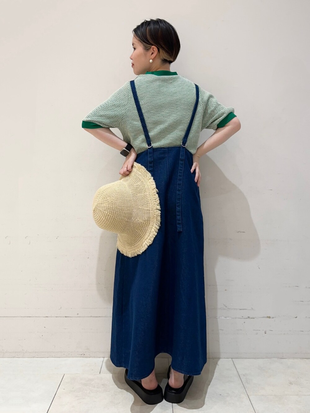 グリーン系のニット/セーター、ブルー系のワンピース、ブラック系のサンダルを着用したレディースの夏コーディネートの3枚目の写真