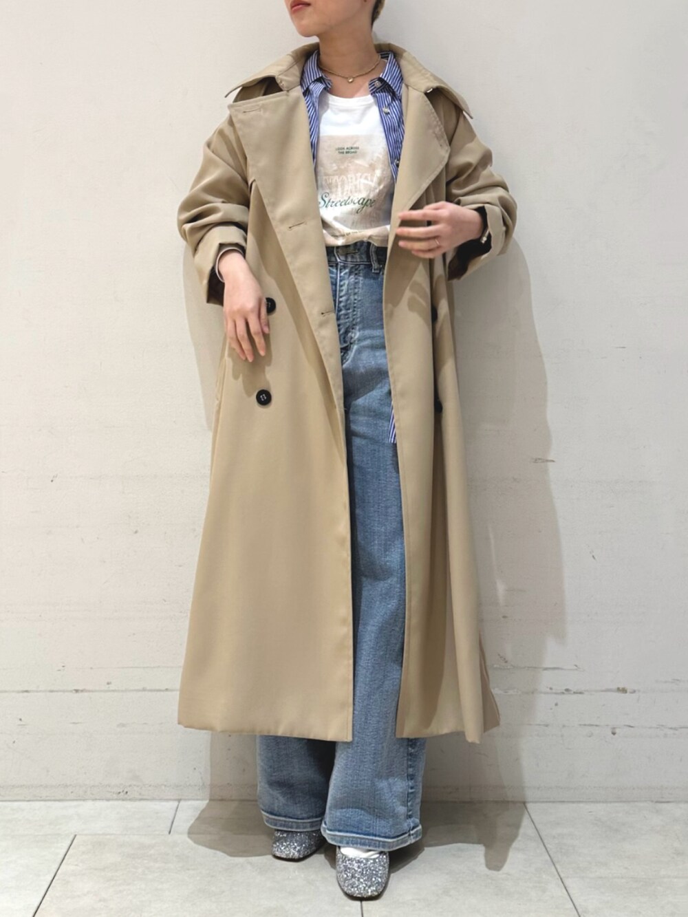 ホワイト系のTシャツ/カットソー、ブルー系のシャツ/ブラウス、ブルー系のその他パンツを着用したレディースの春コーディネートの4枚目の写真