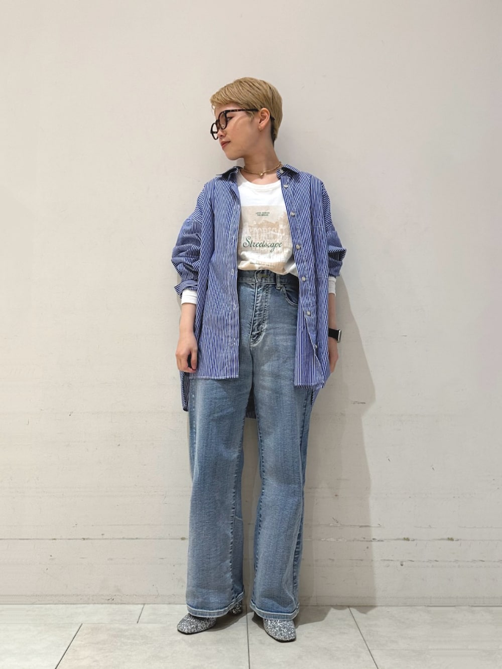 ブルー系のデニムパンツ、ブルー系のシャツ/ブラウス、ホワイト系のTシャツ/カットソーを着用したレディースの春コーディネートの2枚目の写真