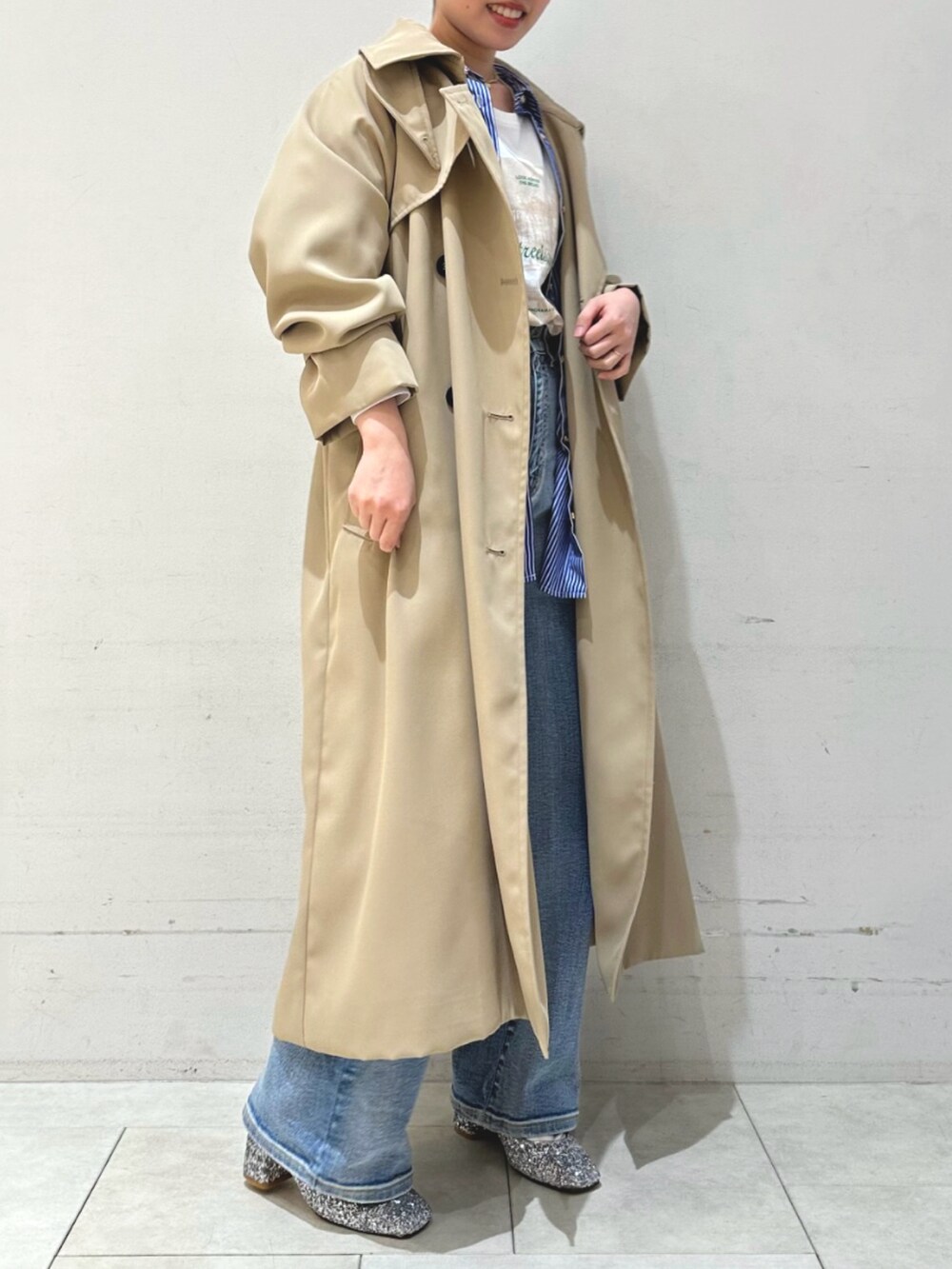 ホワイト系のTシャツ/カットソー、ブルー系のシャツ/ブラウス、ブルー系のその他パンツを着用したレディースの春コーディネートの2枚目の写真