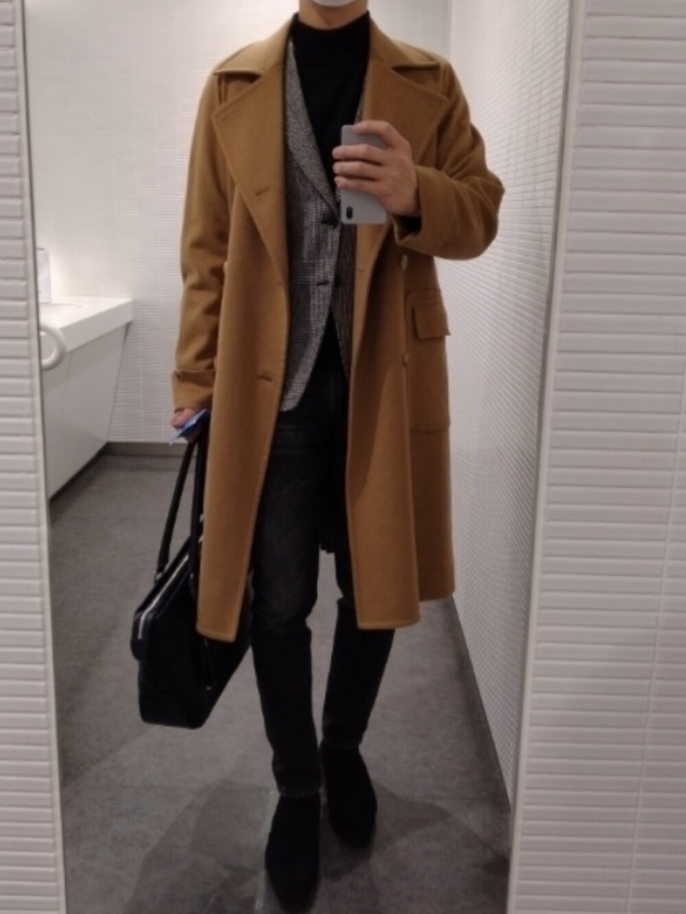 ブラック系のニット/セーター、グレー系のテーラードジャケット、ブラック系のデニムパンツを着用したメンズの春コーディネートの4枚目の写真