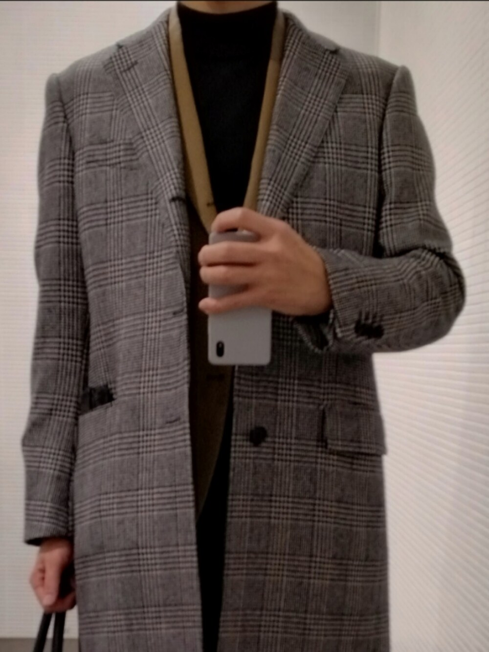 ブラック系のスリッポン、ブラウン系のスラックス、ベージュ系のテーラードジャケットを着用したメンズの春コーディネートの5枚目の写真