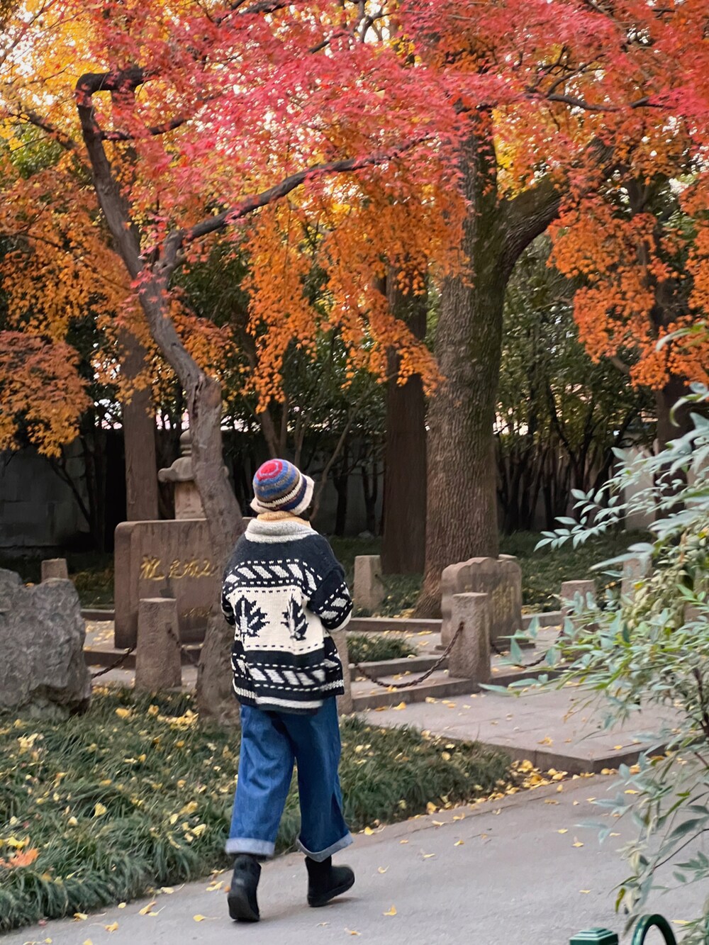 ブルー系のニット/セーターを着用したレディースの冬コーディネートの3枚目の写真