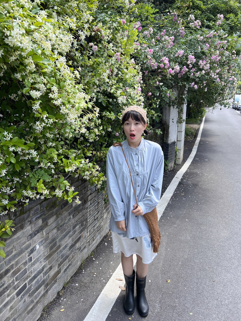 グレー系のシャツ/ブラウスを着用したレディースの春コーディネートの3枚目の写真