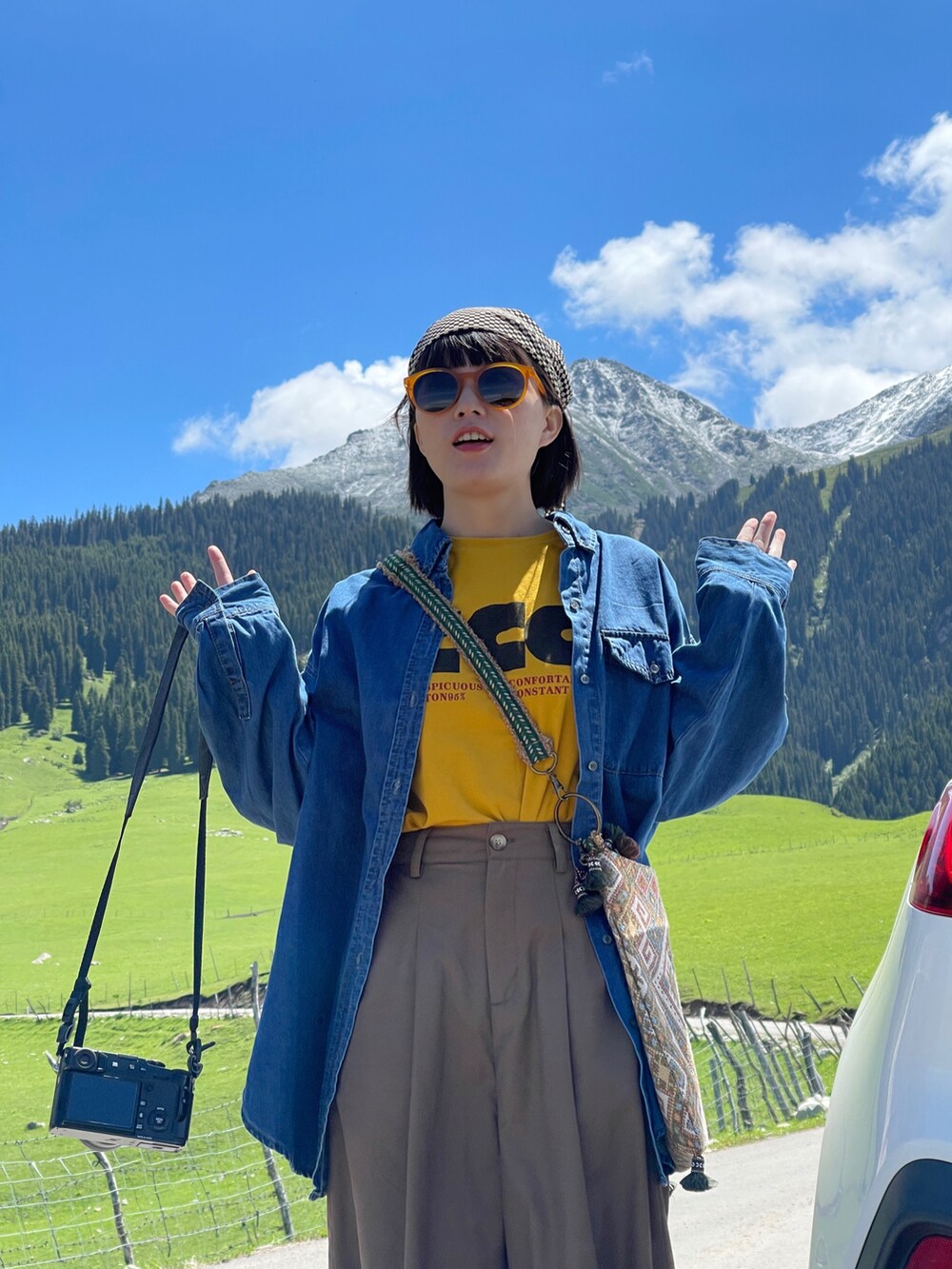 ブラック系のローファーを着用したレディースの冬コーディネートの2枚目の写真