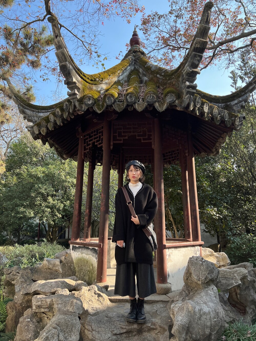 ブラック系のニット/セーターを着用したレディースの冬コーディネートの2枚目の写真