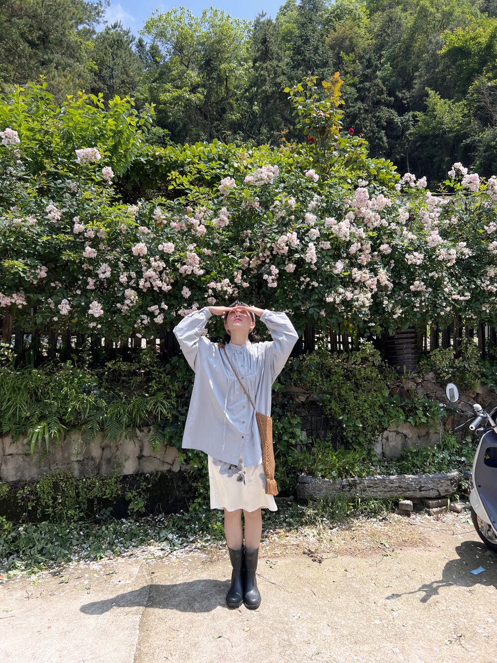 グレー系のシャツ/ブラウスを着用したレディースの春コーディネートの4枚目の写真