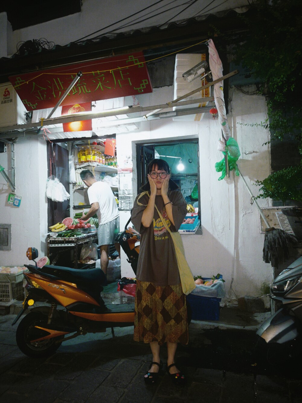 ブラウン系のトップスを着用したレディースの夏コーディネートの3枚目の写真