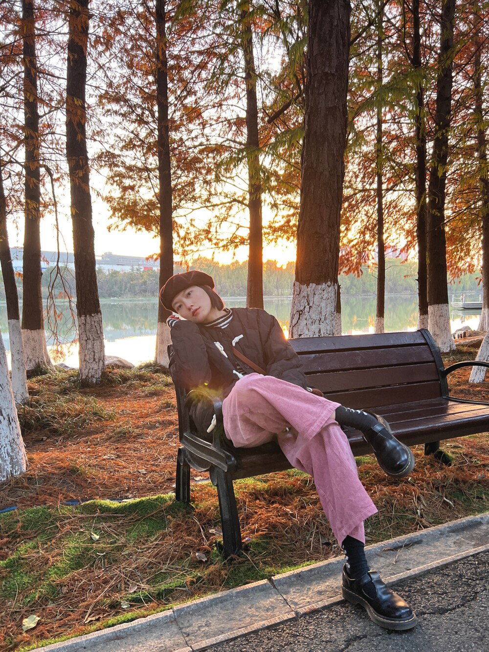 ブラック系のダウンジャケット/コート、ブラウン系のハンチング/ベレー帽を着用したレディースの冬コーディネートの2枚目の写真