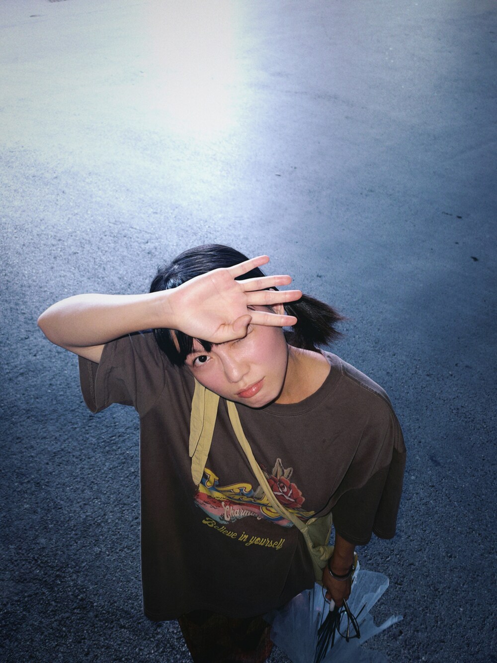 ブラウン系のトップスを着用したレディースの夏コーディネートの2枚目の写真