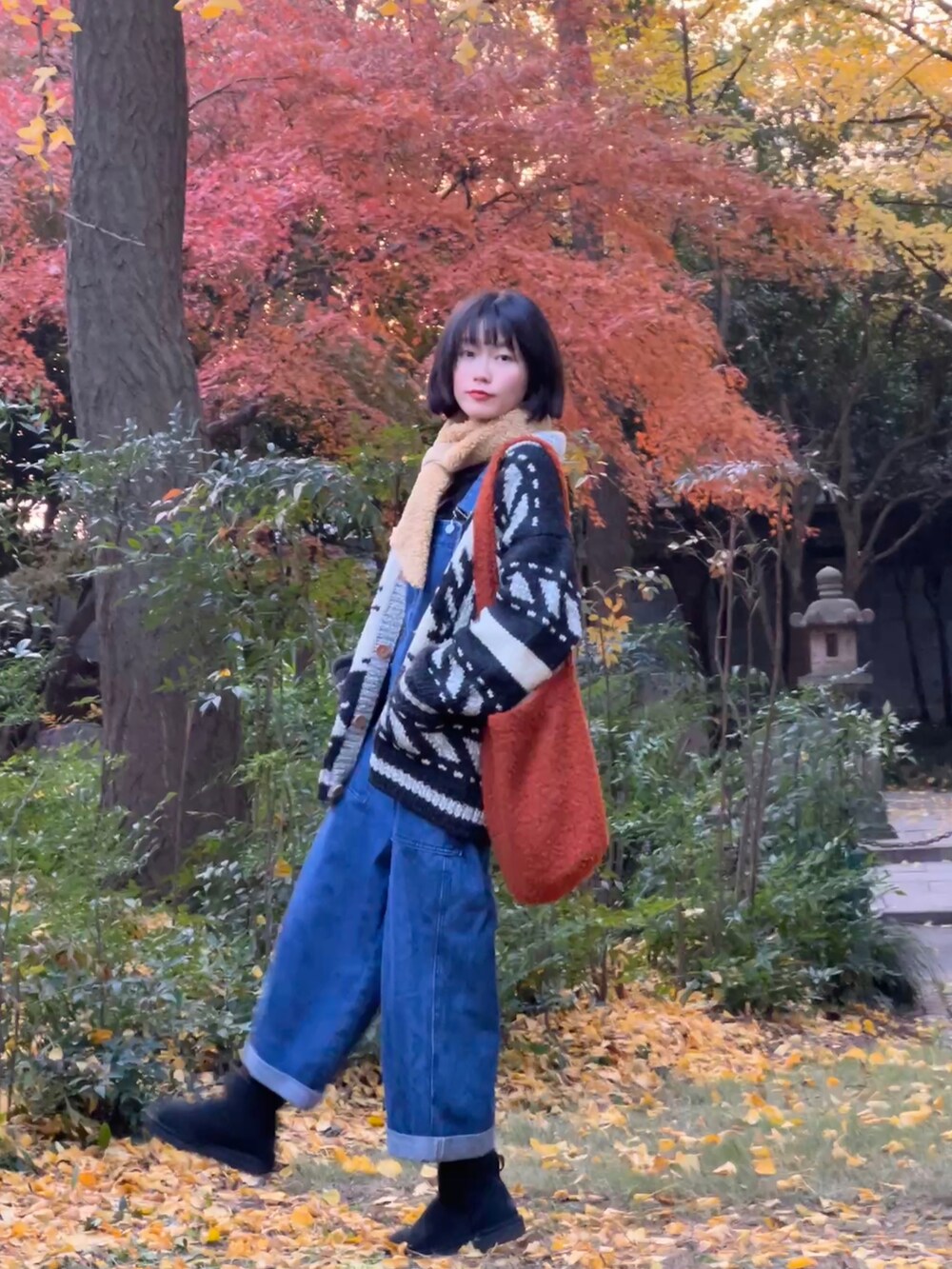 ブルー系のニット/セーターを着用したレディースの冬コーディネートの2枚目の写真