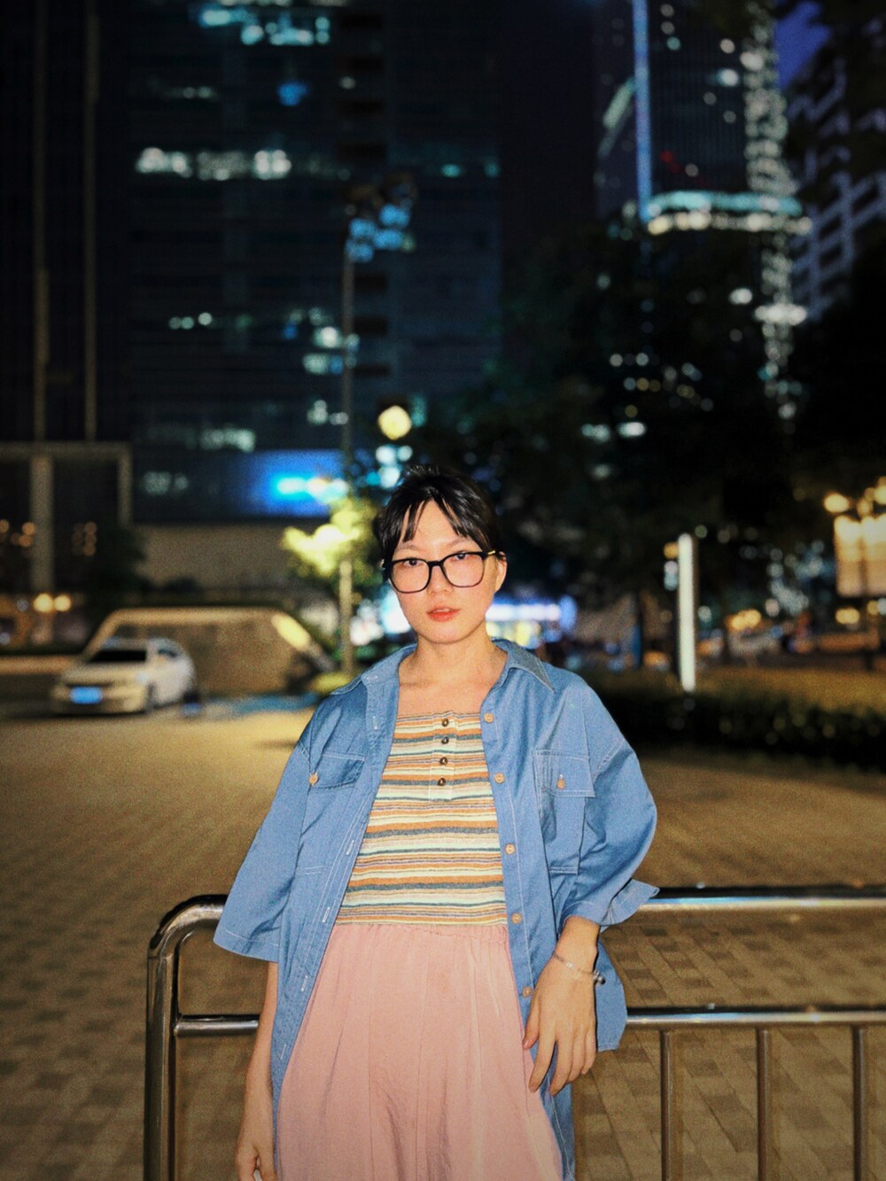 ピンク系のチノパンツを着用したレディースの夏コーディネートの2枚目の写真