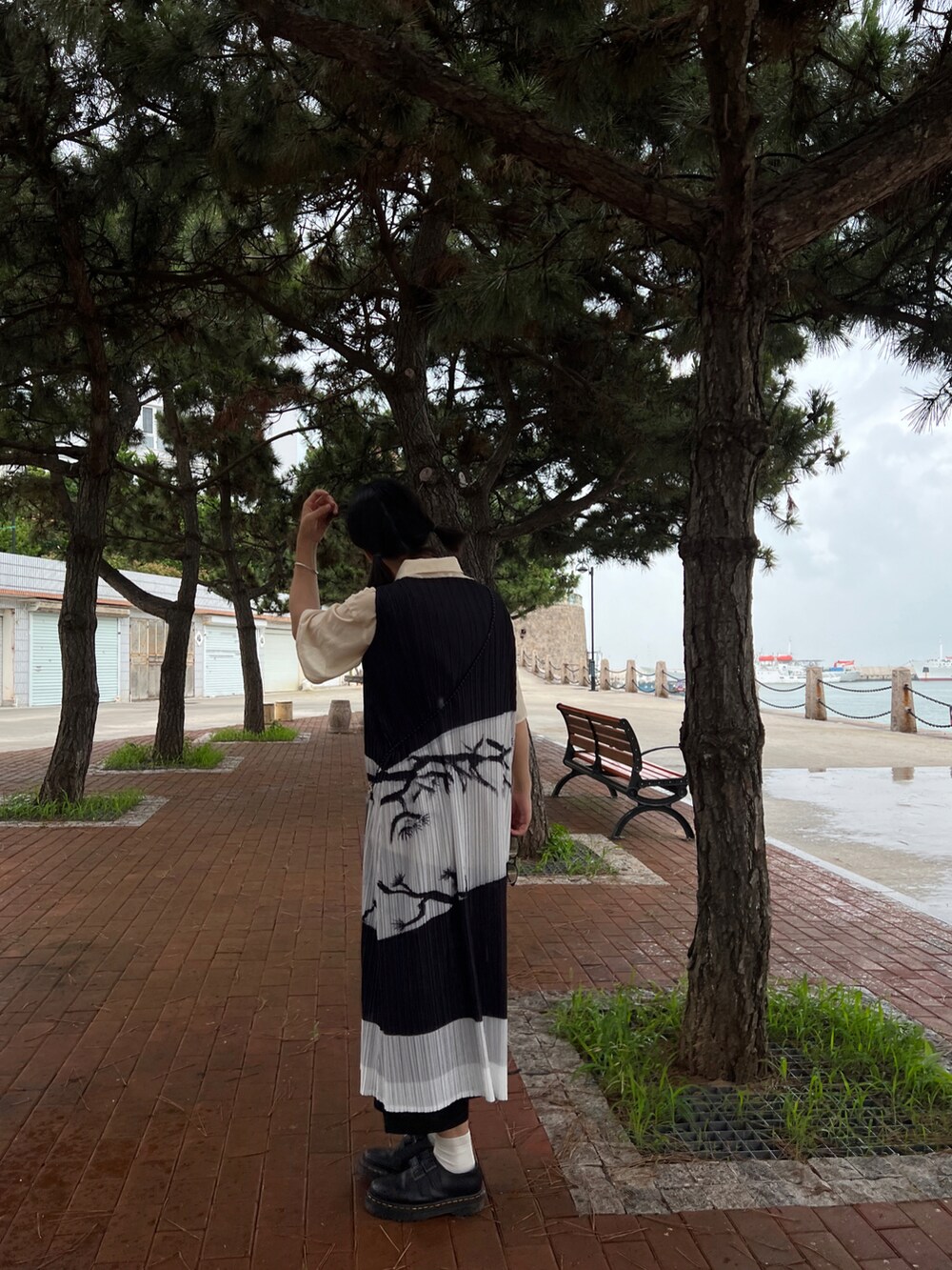 ブラック系のスカートを着用したレディースの夏コーディネートの2枚目の写真