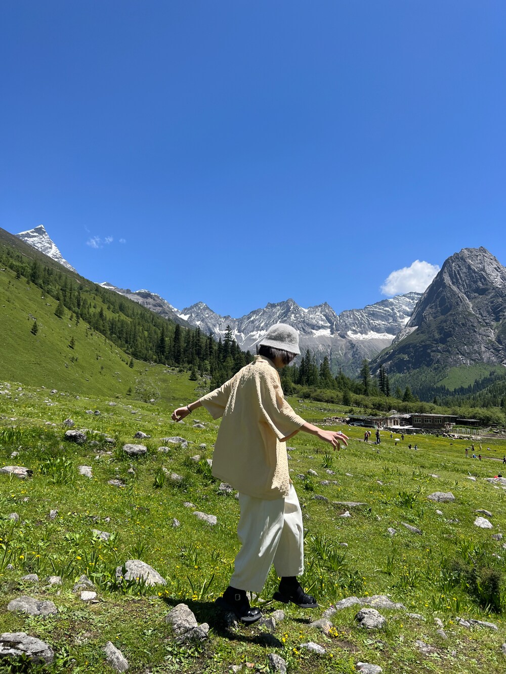 ホワイト系のパンツを着用したレディースの夏コーディネートの3枚目の写真