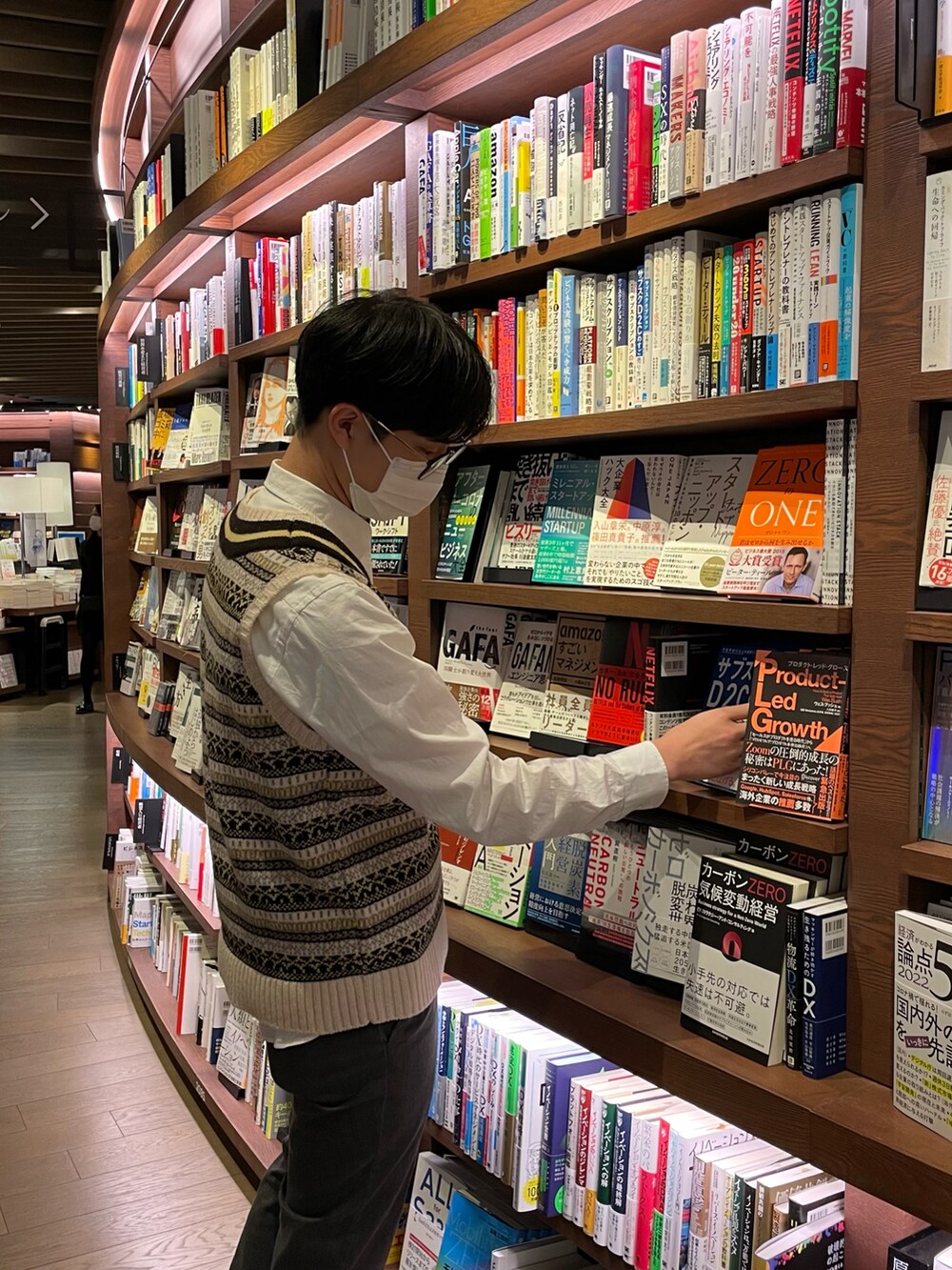 ホワイト系のシャツ/ブラウス、ベージュ系のベスト、ブラウン系のファッション雑貨を着用したメンズの秋コーディネートの2枚目の写真