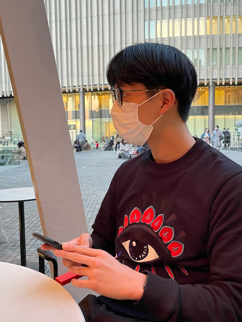 ブラック系のスウェット、ブラック系のパンツ、ブラウン系のファッション雑貨を着用したメンズの秋コーディネートの2枚目の写真