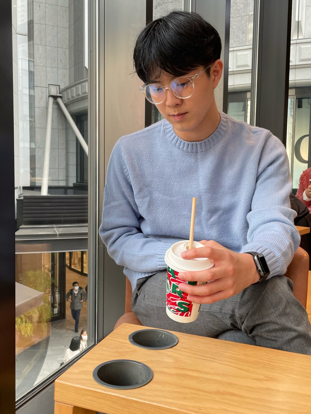 ブルー系のスウェット、グレー系のチノパンツ、ホワイト系のファッション雑貨を着用したメンズの秋コーディネートの2枚目の写真