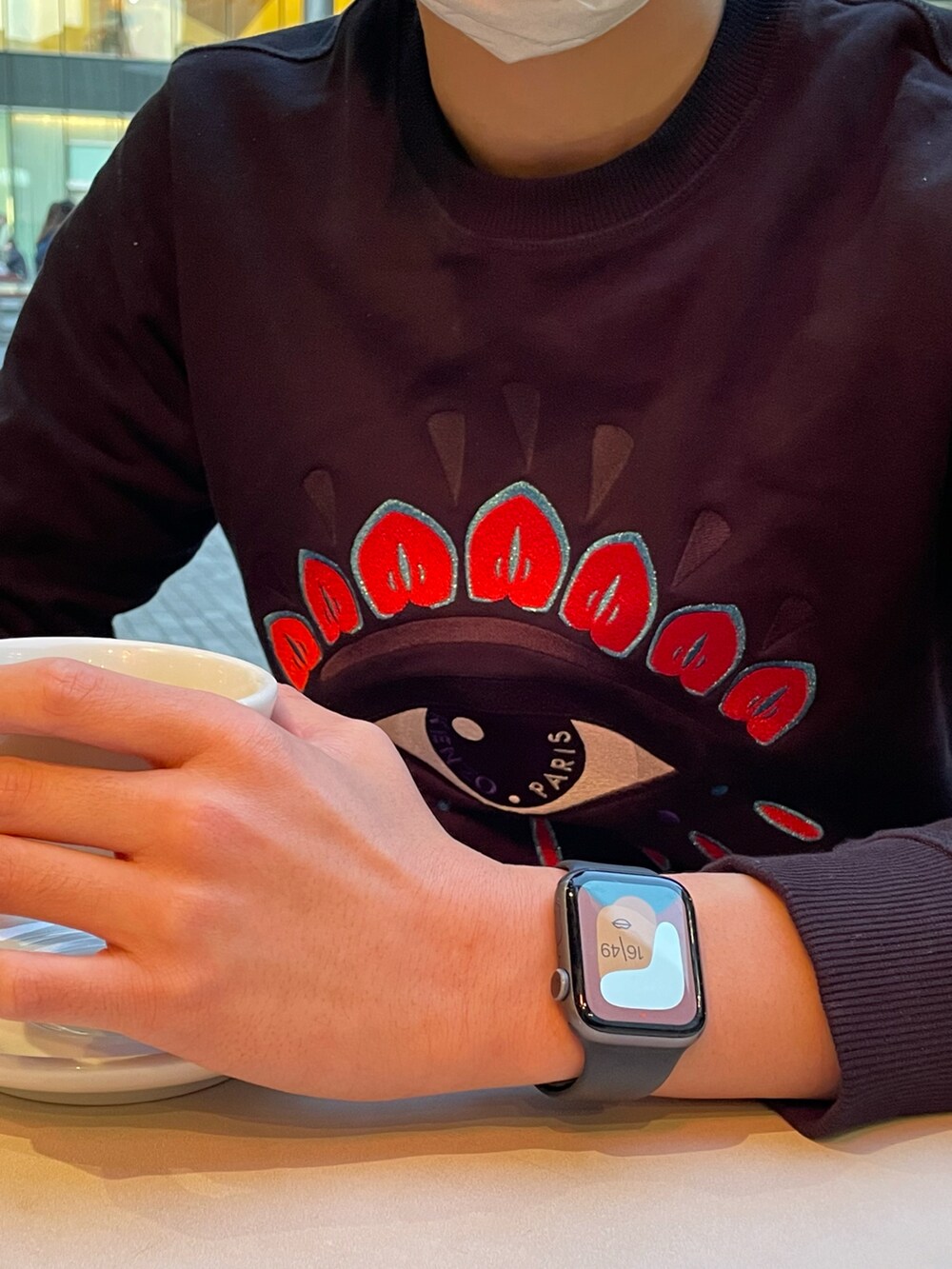 ブラック系のスウェット、ブラック系のパンツ、ブラウン系のファッション雑貨を着用したメンズの秋コーディネートの3枚目の写真