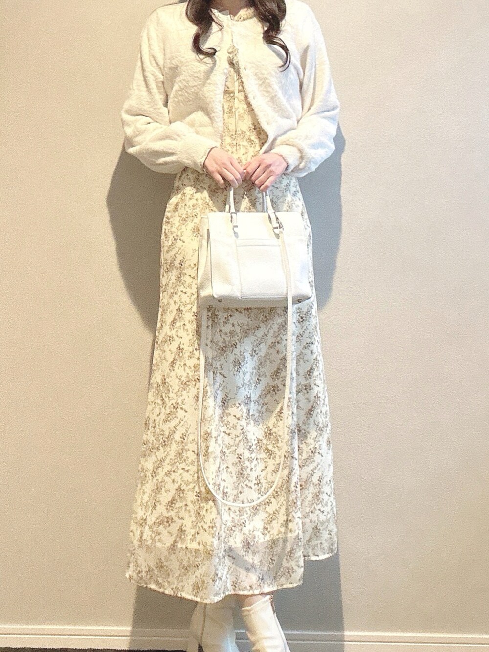 「マーキュリーデュオ(MERCURYDUO)、きれいめカジュアル、高身長コーデ、フェミニンコーデ、フェミニン、冬を彩る色いろコーデ」｜「MERCURYDUOのフラワープリントケープワンピース（ワンピース、イエロー系）」を使った、miuさん（レディース・166cm）の冬コーディネートの2枚目の写真