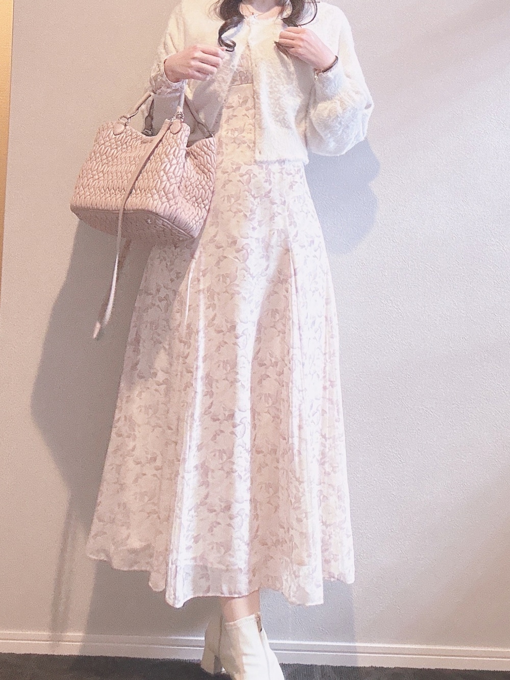 ピンク系のバッグ、パープル系のワンピース、ホワイト系のブーツを着用したレディースの冬コーディネートの2枚目の写真