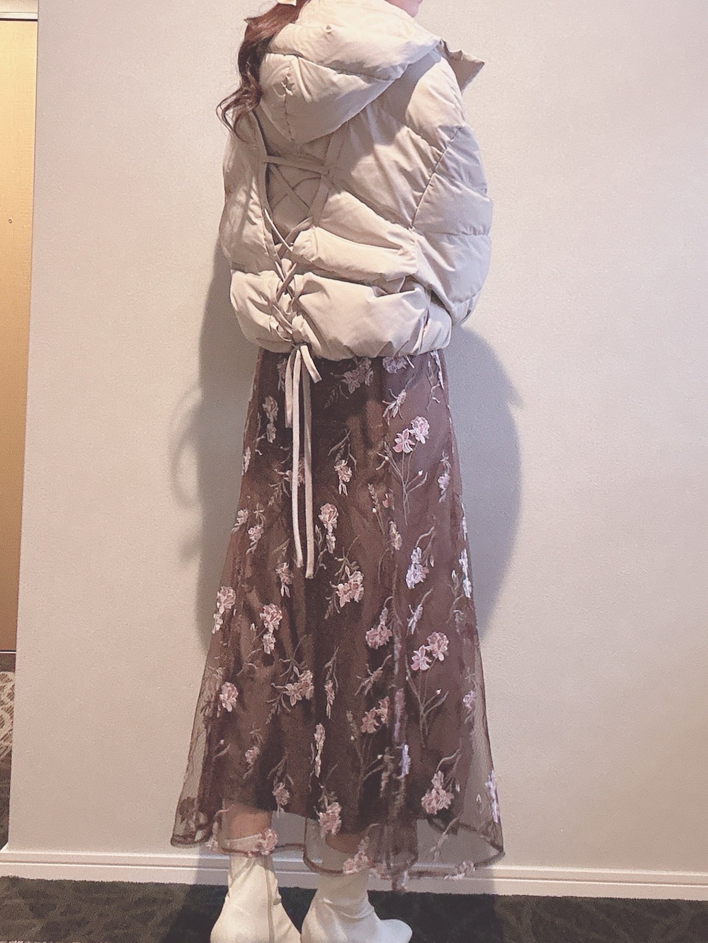 ピンク系のバッグ、ブラウン系のスカート、ピンク系のニット/セーターを着用したレディースの冬コーディネートの2枚目の写真