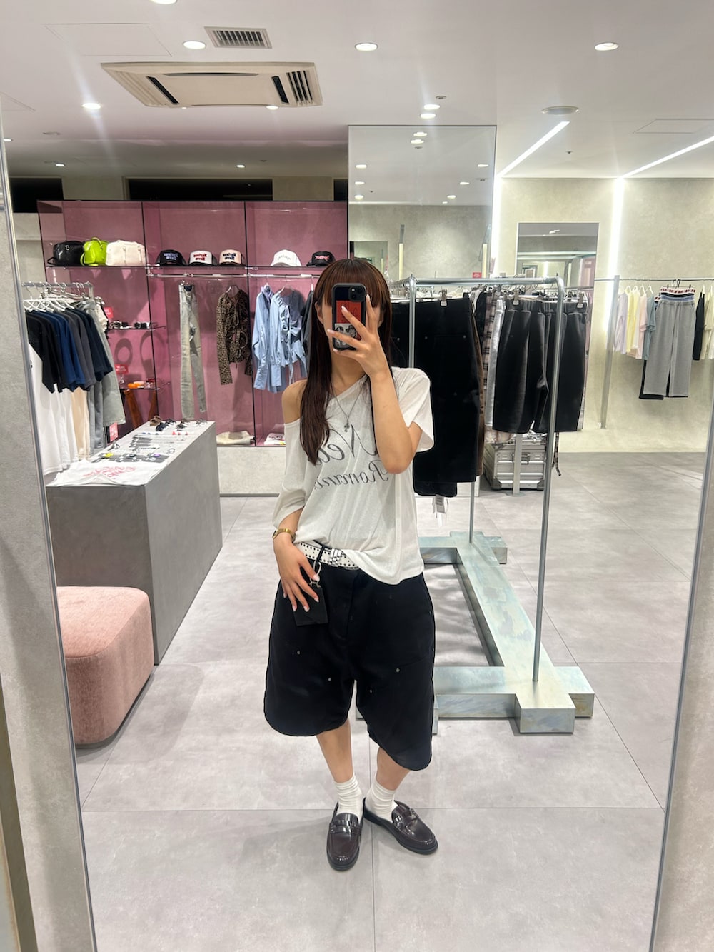 ホワイト系のTシャツ/カットソー、ブラック系のその他パンツ、ホワイト系のベルトを着用したレディースの夏コーディネートの2枚目の写真