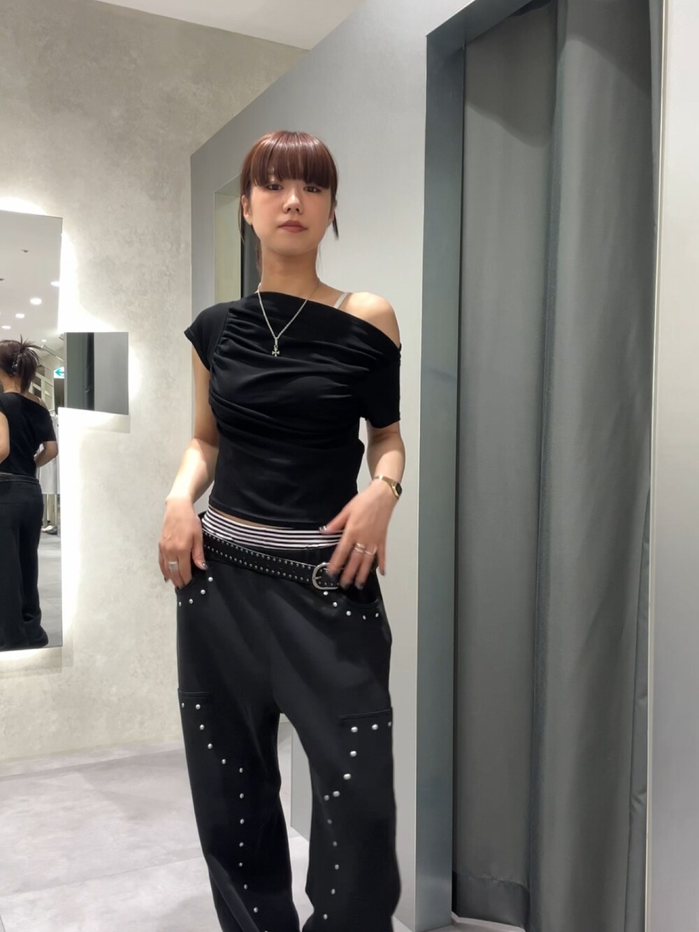 ブラック系のTシャツ/カットソー、ブラック系のスウェットパンツ、ホワイト系のその他パンツを着用したレディースの春コーディネートの3枚目の写真