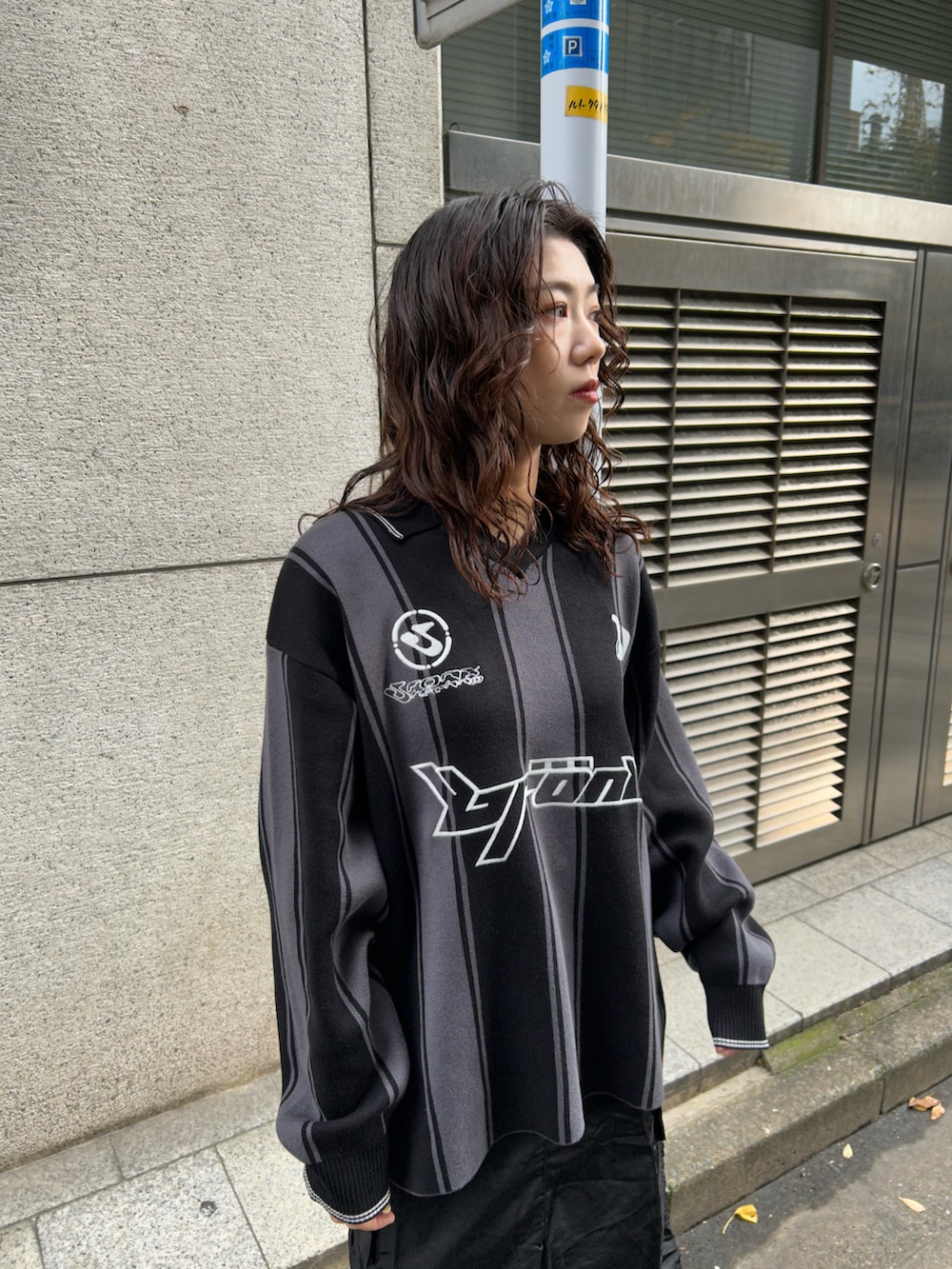 ブラック系のニット/セーター、ブラック系のスカートを着用したレディースの秋コーディネートの3枚目の写真