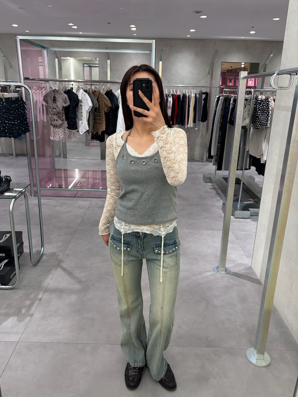 グレー系のTシャツ/カットソー、ブルー系のデニムパンツ、ホワイト系のTシャツ/カットソーを着用したレディースの春コーディネートの2枚目の写真
