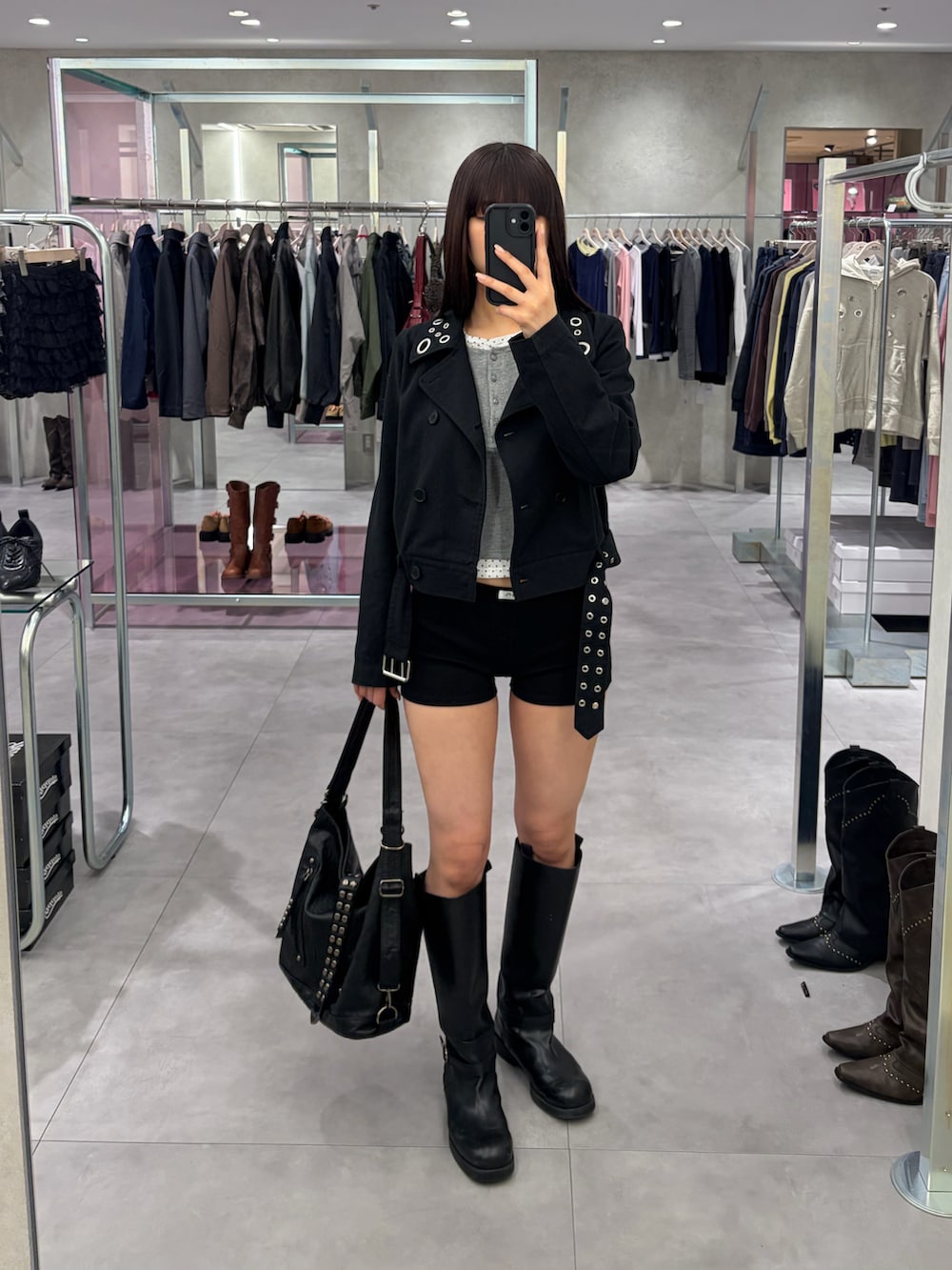 ブルー系のピーコート、ブラック系のその他パンツ、ブラック系のショルダーバッグを着用したレディースの春コーディネートの3枚目の写真