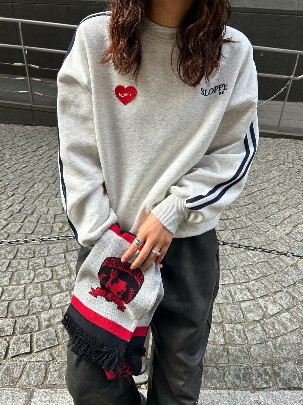 グレー系のモッズコート、ブラック系のその他パンツ、ベージュ系のスウェットを着用したレディースの冬コーディネートの4枚目の写真