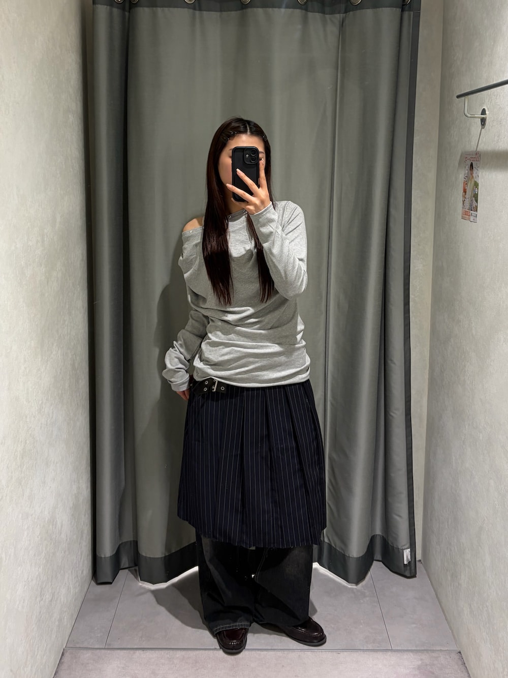 ブルー系のスカート、ブルー系のデニムパンツ、グレー系のTシャツ/カットソーを着用したレディースの春コーディネートの2枚目の写真