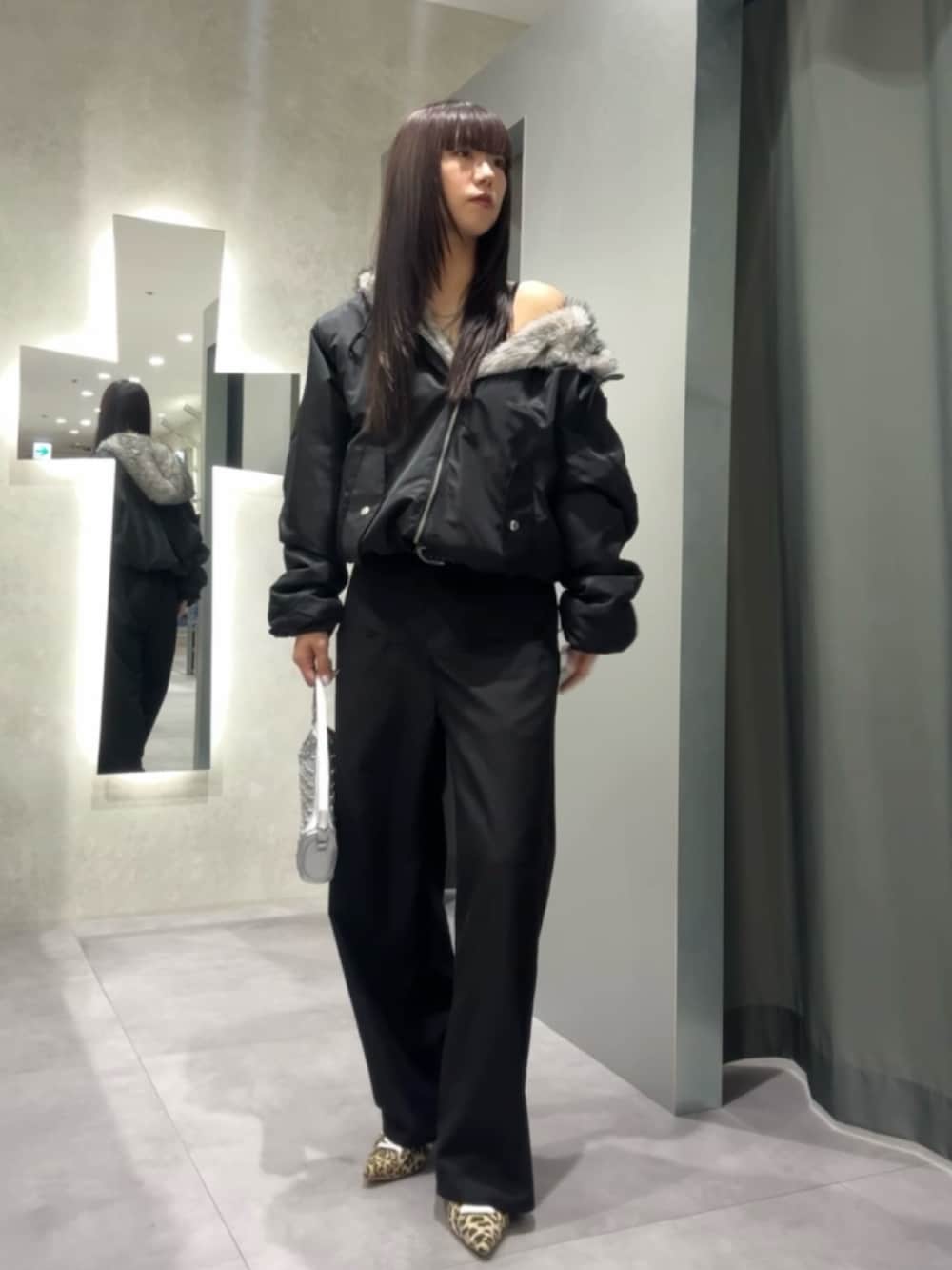 ブラック系のブルゾンを着用したレディースの秋コーディネートの3枚目の写真