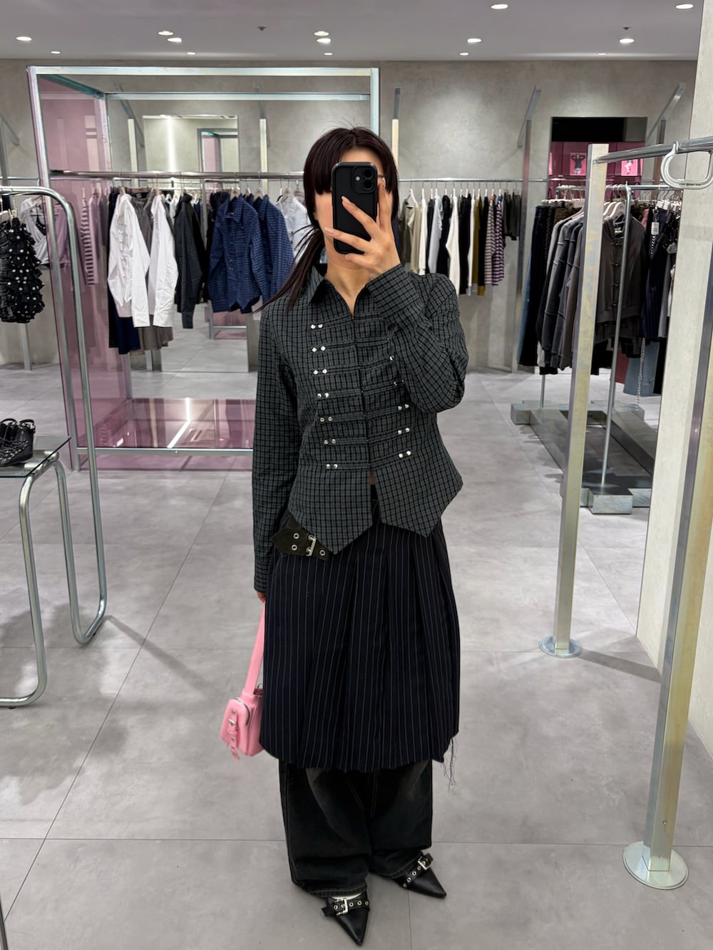 ブラック系のシャツ/ブラウス、ブルー系のスカート、ピンク系のショルダーバッグを着用したレディースの春コーディネートの2枚目の写真