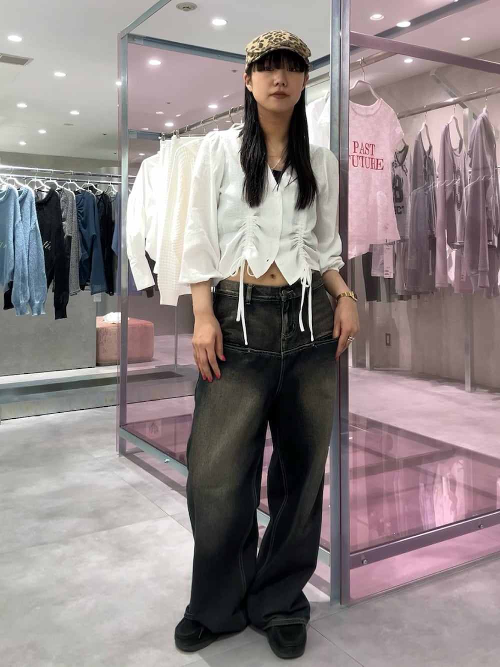 ブルー系のデニムパンツ、ホワイト系のシャツ/ブラウス、ブラウン系のハンチング/ベレー帽を着用したレディースの春コーディネートの2枚目の写真