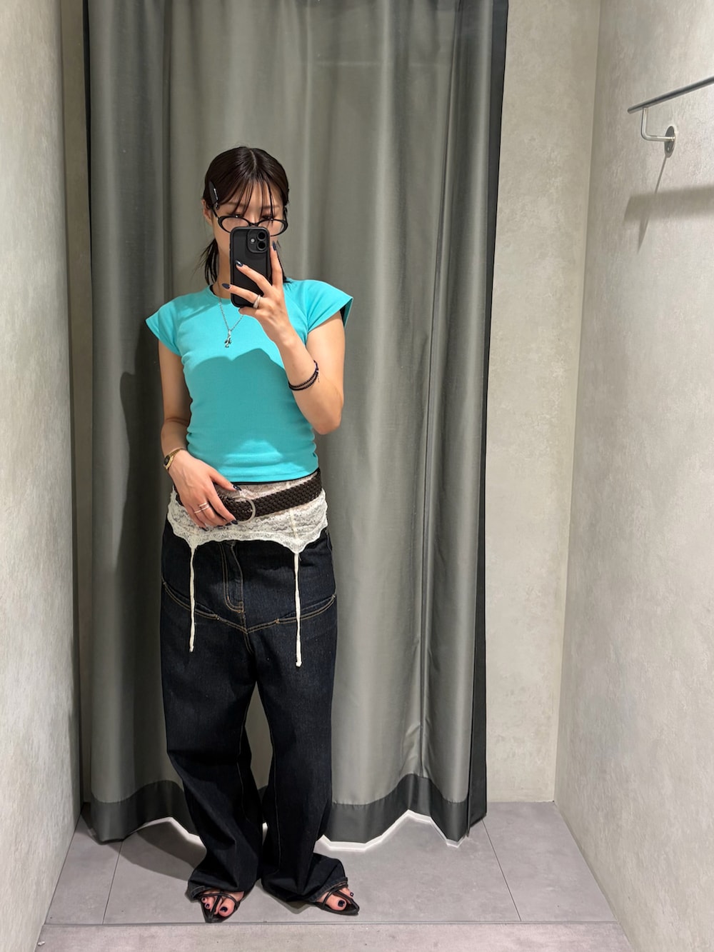 ブルー系のTシャツ/カットソー、ホワイト系のキャミソールを着用したレディースの夏コーディネートの3枚目の写真
