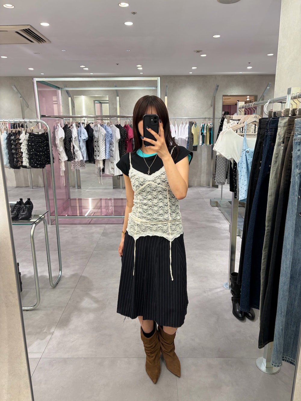 ホワイト系のキャミソール、ブルー系のスカート、ブルー系のTシャツ/カットソーを着用したレディースの夏コーディネートの3枚目の写真