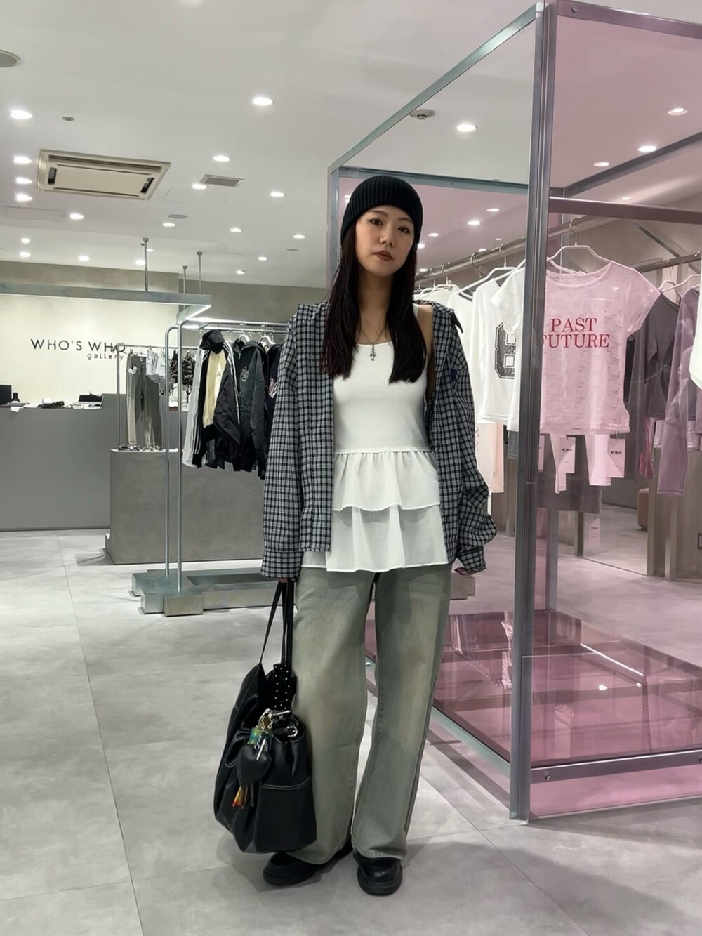 ブルー系のデニムパンツ、ホワイト系のキャミソール、ブルー系のシャツ/ブラウスを着用したレディースの春コーディネートの2枚目の写真