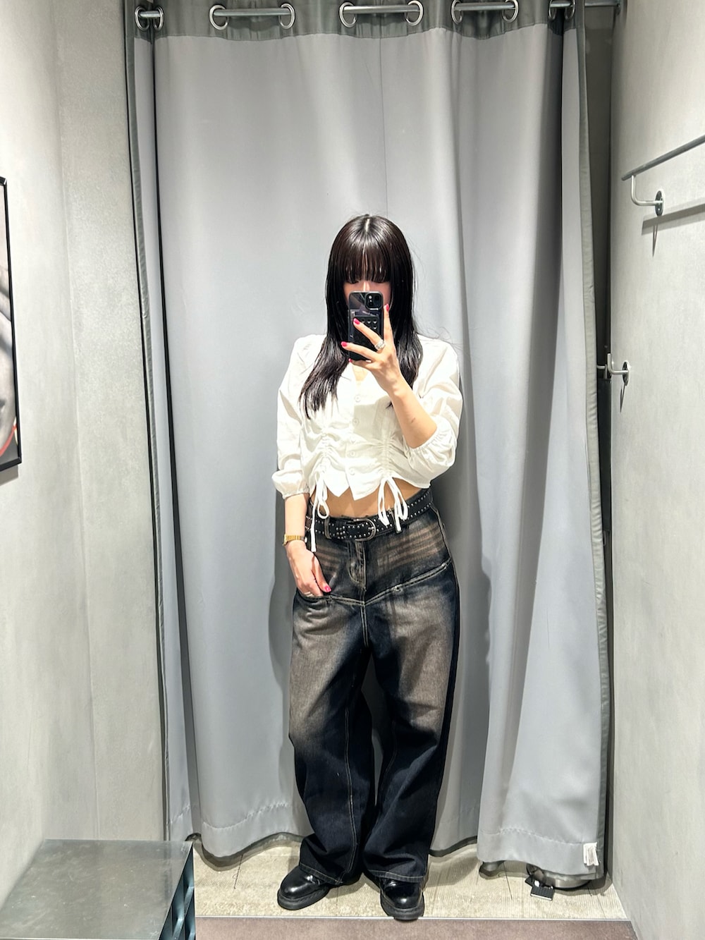 ホワイト系のシャツ/ブラウス、ブルー系のデニムパンツ、ブラック系のベルトを着用したレディースの春コーディネートの2枚目の写真