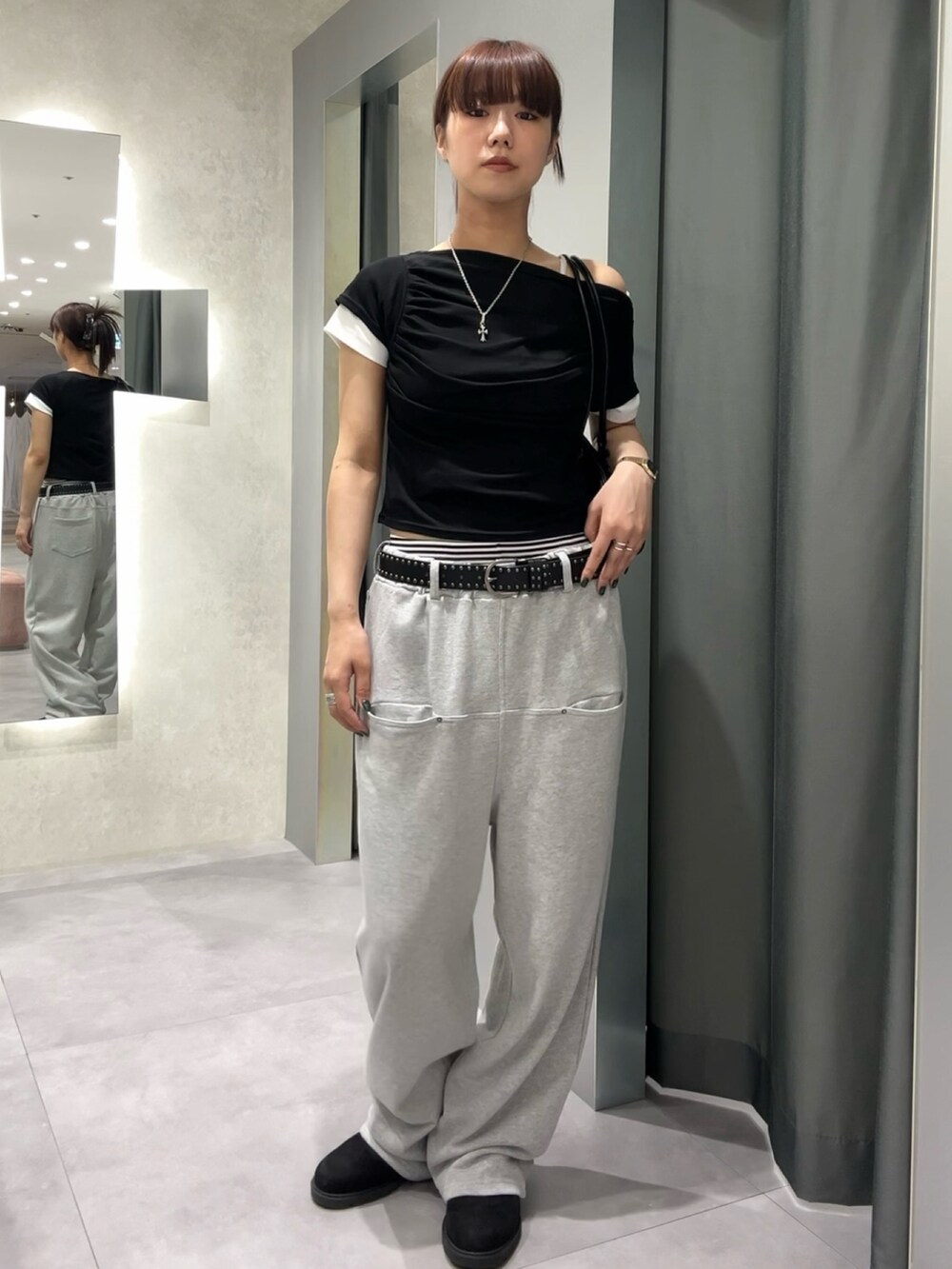 グレー系のスウェットパンツ、ブラック系のTシャツ/カットソー、ブラック系のベルトを着用したレディースの春コーディネートの2枚目の写真